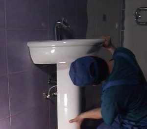 Установка раковины в ванной в Чите