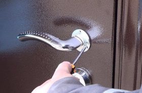 Замена дверной ручки металлической двери в Чите