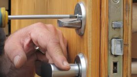 Замена личинки замка входной двери в квартире в Чите
