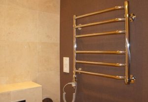 Установка электрического полотенцесушителя в ванной в Чите