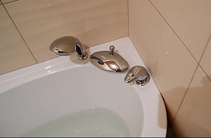 Установка смесителя на ванну в Чите